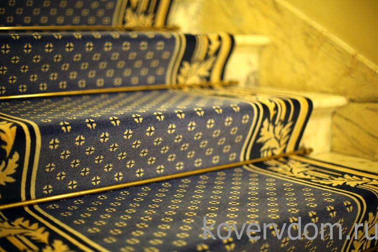 Ковровая дорожка CLASSIC в офис с укладкой на лестницу  Ковровая дорожка CLASSIC в офис с укладкой на лестницу