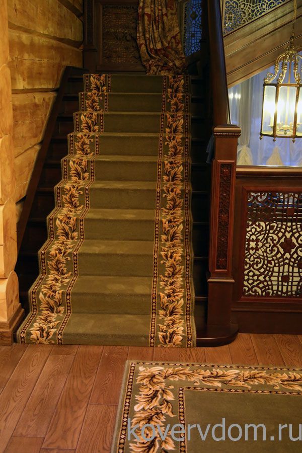 Шерстяная ковровая дорожка с укладкой на лестницу